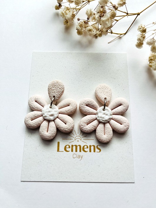 kolczyki z masy plastycznej Kolczyki beżowe kwiaty z gliny