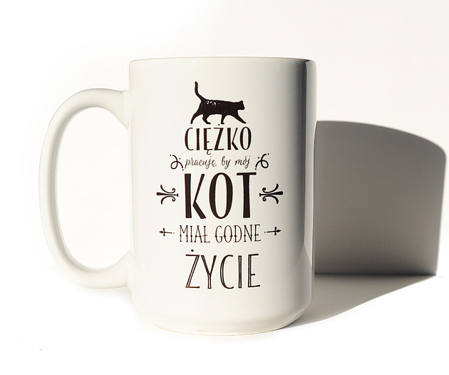 kubki Ciężko pracuje by mój kot  .. z grafiką kota