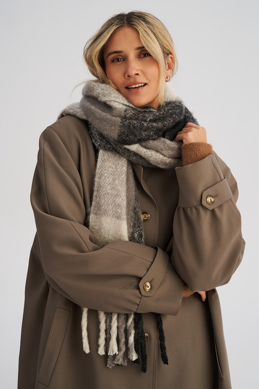 szale damskie Puchaty szalik z frędzlami w czarną kratę