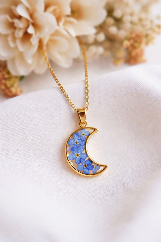 złote naszyjniki Naszyjnik Księżyc z niezapominajkami Piękna biżuteria handmade