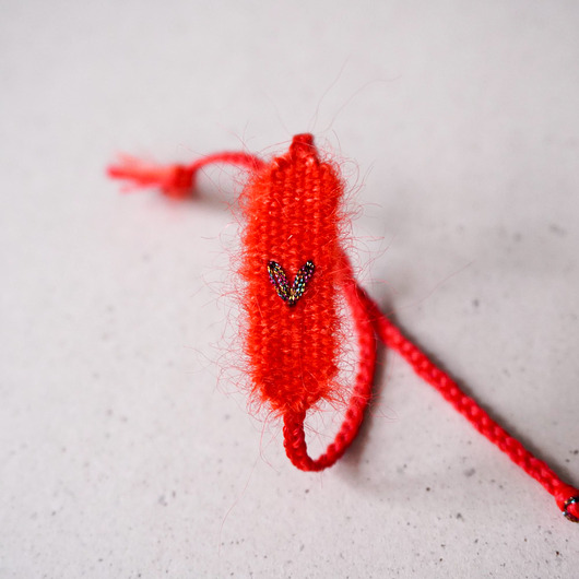 bransoletki - inne Czerwona tkana bransoletka z haftowanym serduszkiem