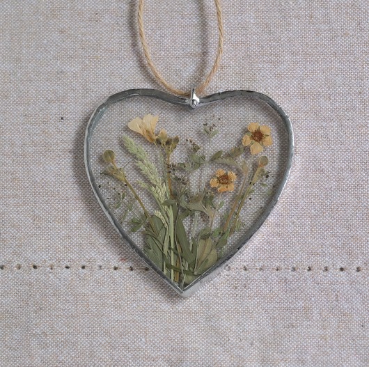 Ozdoby na ścianę Serce witrażowe z suszonymi kwiatami poziomek 7,5 cm
