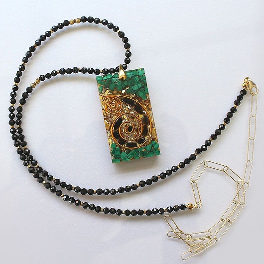 złote naszyjniki Ochrona energii - Naszyjnik z orgonitem, turmalinem, malachitem, spinelem