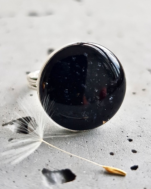 pierścionek z żywicy Pierścionek z węglem