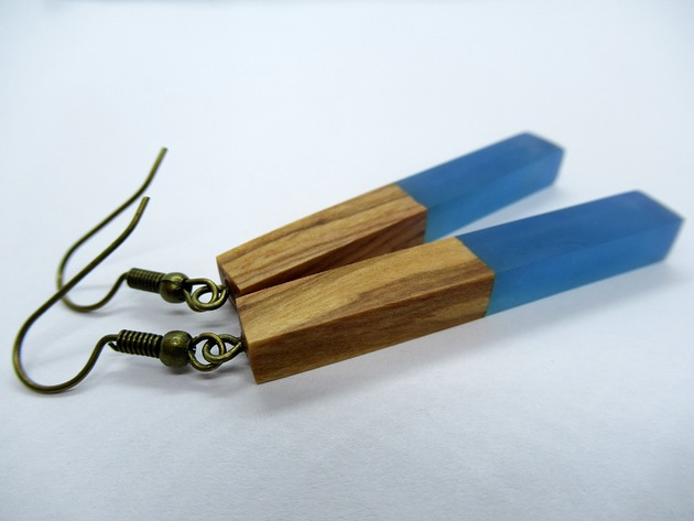 kolczyki z żywicy DREWNIANE KOLCZYKI  oliwka  NIEBIESKIE