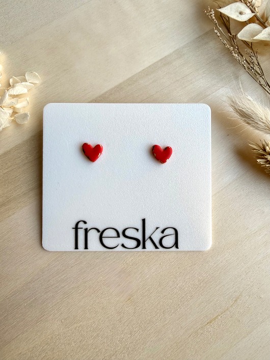 kolczyki z masy plastycznej Kolczyki Serduszka matowe ze złotem - czerwone