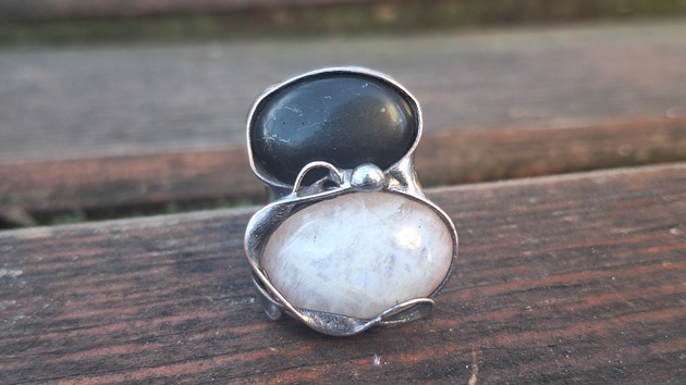 pierścionki - różne Czerń i biel - pierścionek regulowany