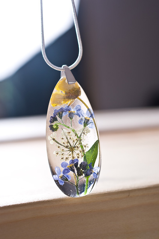 Naszyjnik z kwiatkami w żywicy So Jewelry