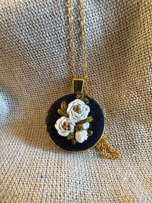 złote naszyjniki Ręcznie wyszywany naszyjnik "Bukiet białych róż"