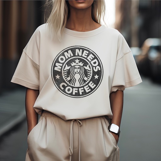 t-shirt damskie T- shirt Damski oversize MOM NEEDS COFFEE