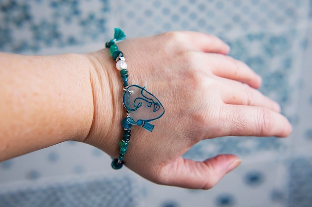 bransoletki - inne Turkusowa bransoletka z kamieni z ręcznie rysowaną zawieszką