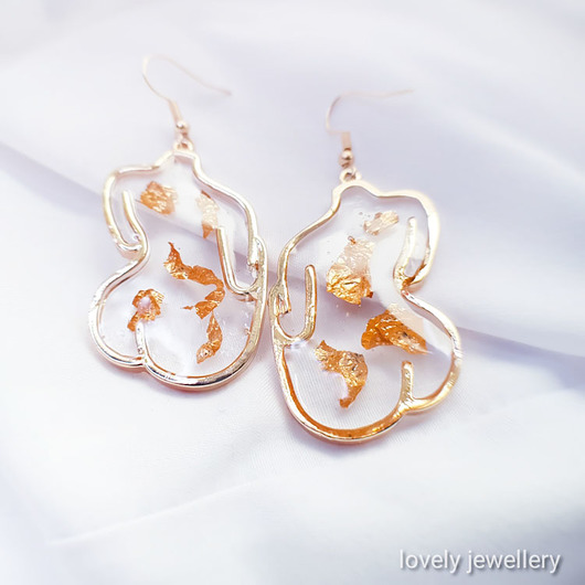 Ciało kobiety złote kolczyki płatki złota Lovely Jewellery