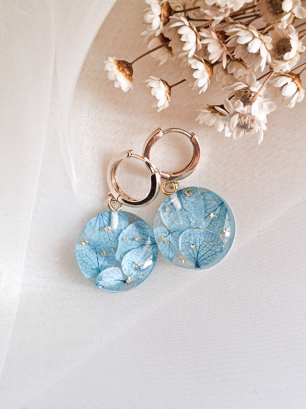 kolczyki z żywicy Kolczyki z suszonymi kwiatami hortensji