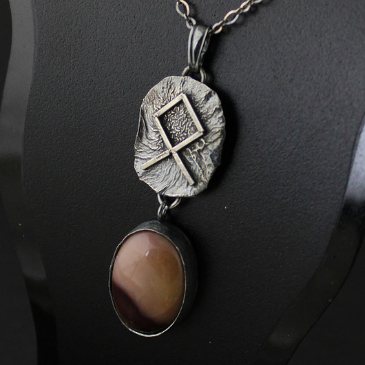 wisiory Runa Othala z mokaitem - srebrny amulet ochronny