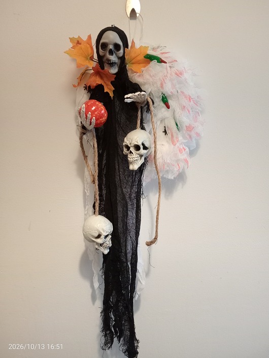 wianki Wieniec z kostuchą na Halloween