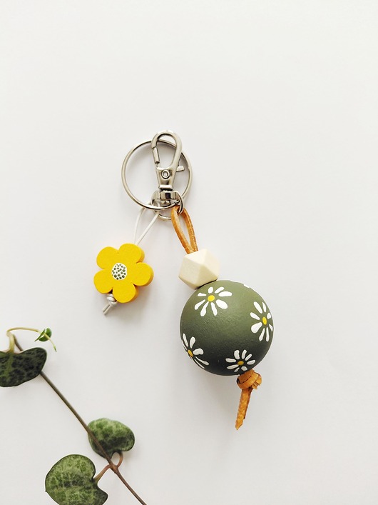 breloki Brelok drewniany z kwiatkiem