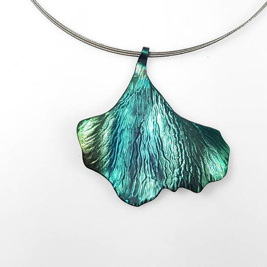 kolie Kolia-tytanowy liść