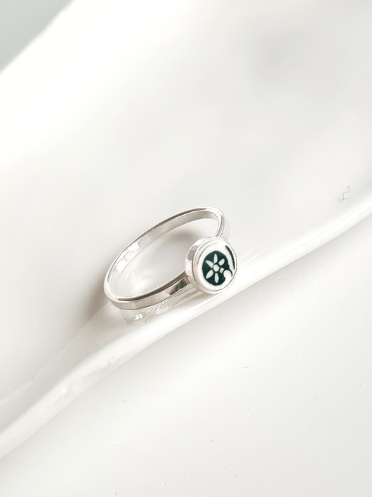 pierścionki - różne Pierścionek w zielone wzory srebrny