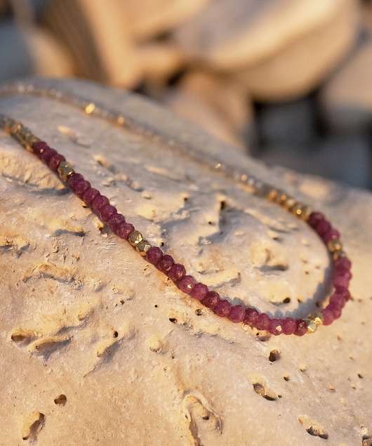 srebrne naszyjniki Wyjątkowy naszyjnik z rubinami, pozłacany