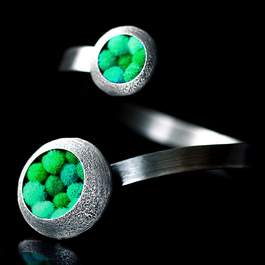 bransoletki wire wrapping Szmaragdowo zielona bransoletka  z turkusowym akcentem