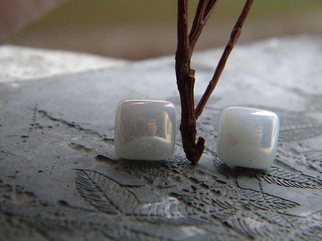 kolczyki wire wrapping Kwadraciki perłowa biel - sztyfty