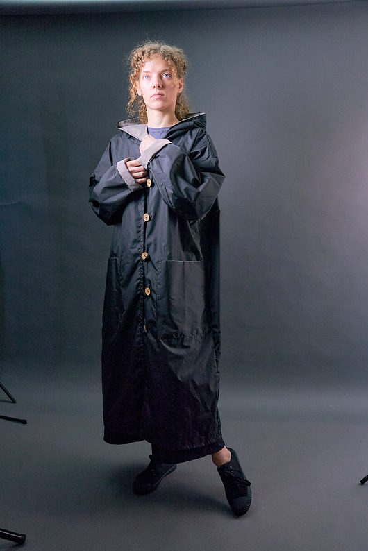 płaszcze damskie Długi płaszcz impregnowany czarny z kapturem