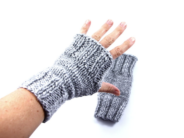 Szare mitenki unisex zrobione na drutach RękaProduction