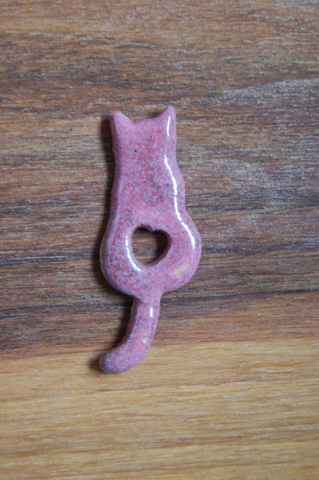 magnesy Ceramiczny magnes kot różowy z sercem