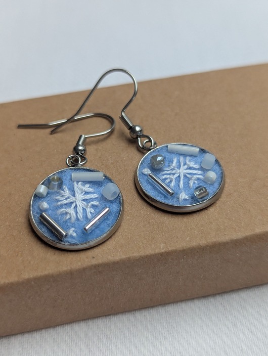 kolczyki - inne Śnieżynki - ręcznie haftowane kolczyki wiszące z koralikami