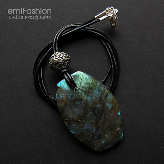 Labradoryt na rzemieniu MAREMI Jewelry