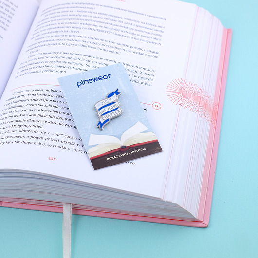 przypinki Pin wstążka "Just One More Chapter"