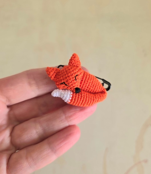 broszki Śpiący lisek przypinka, broszka