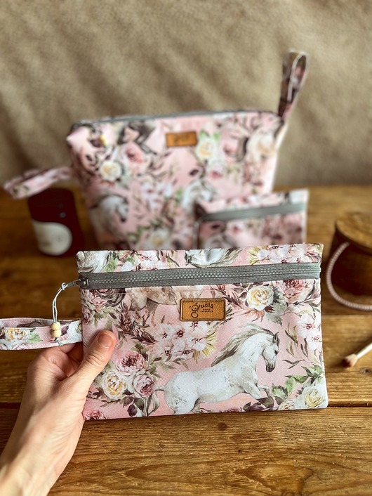 kosmetyczki Komplet 3 kosmetyczek - KONIE W KWIATACH