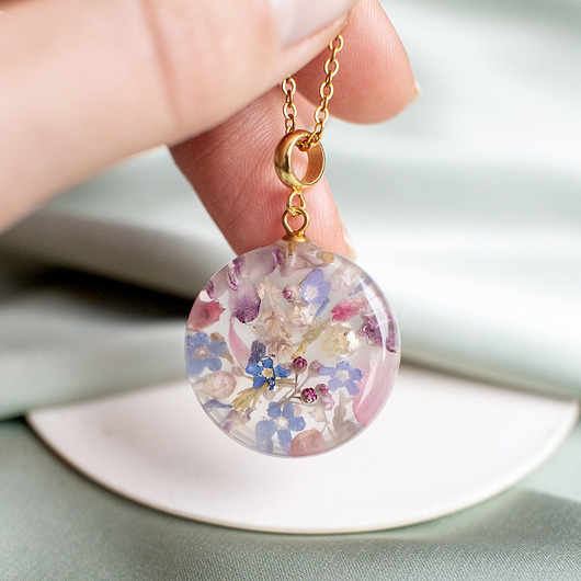 wisiory Wisiorek z kompozycją kwiatową