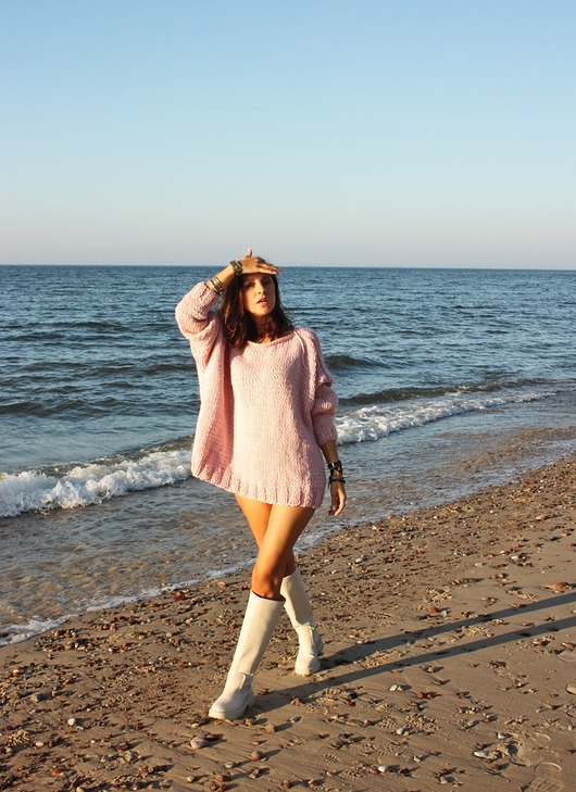 swetry damskie  Sweter handmade oversize  z wełną  pudrowy róż