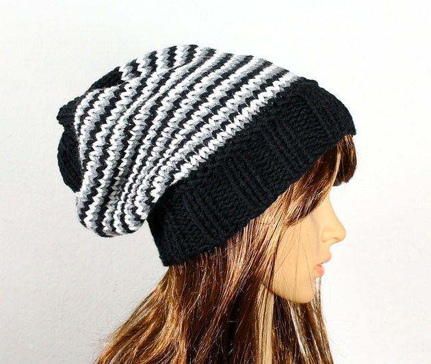 czapki damskie Czapka beanie hipster krasnal czarna w paseczki