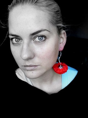 króliczyca zalotnica wokół drzewka kica ruda klara