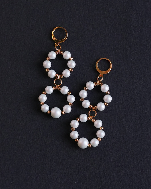 kolczyki ceramiczne Długie białe kolczyki z satynowymi perłami ceramicznymi