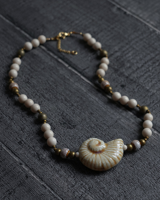 korale Okazały naszyjnik z muszlą ceramiczną