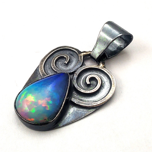 wisiory Opal w ornamentach srebra
