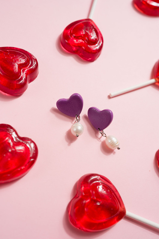 kolczyki z masy plastycznej Wiszące SERCA z perłą