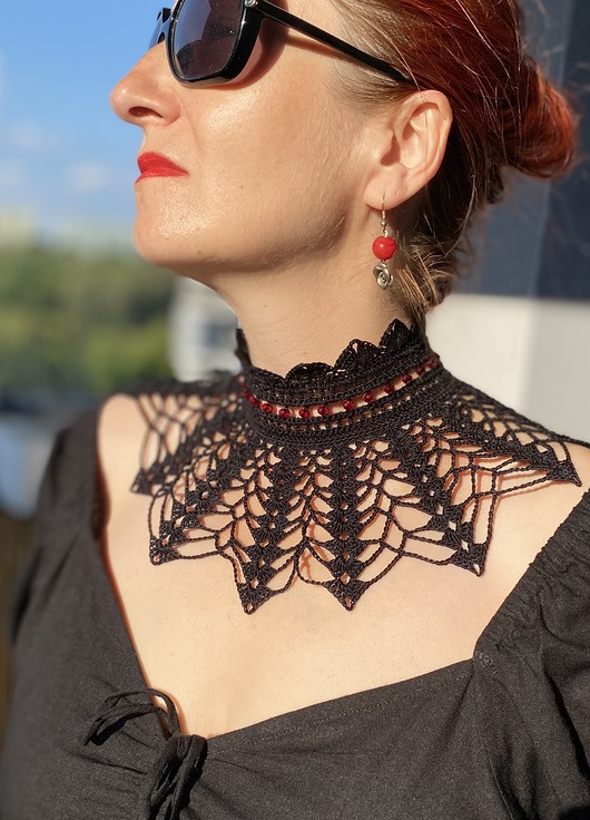 chokery Koronkowy czarny  gotycki naszyjnik kolia z czerwonymi koraliczkami