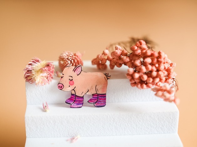 przypinki Przypinka prosiaczek w kaloszach