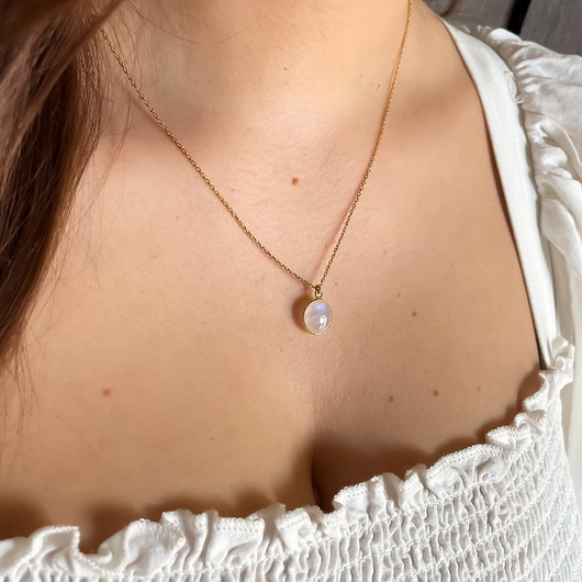 złote naszyjniki Naszyjnik z kamieniem księżycowym w oprawie okuciu