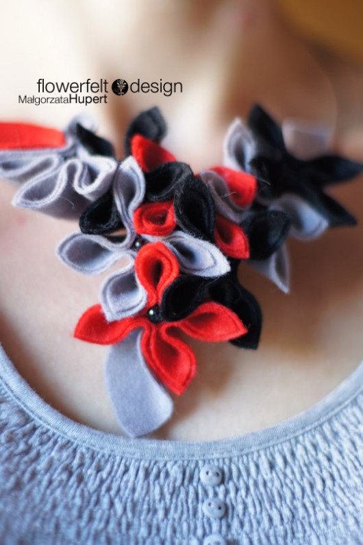 Red black grey naszyjnik FlowerFelt Design