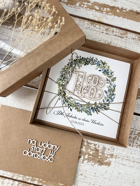 kartki scrapbooking Personalizowany prezent - kartka ręcznie robiona na 18 urodziny w pudełku, po