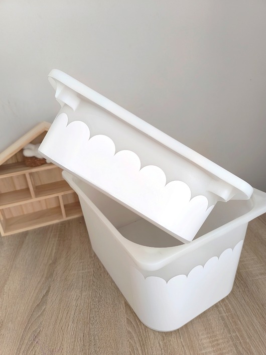 meble do pokoju dziecka Naklejki na pojemniki Trofast Ikea falbanka biała