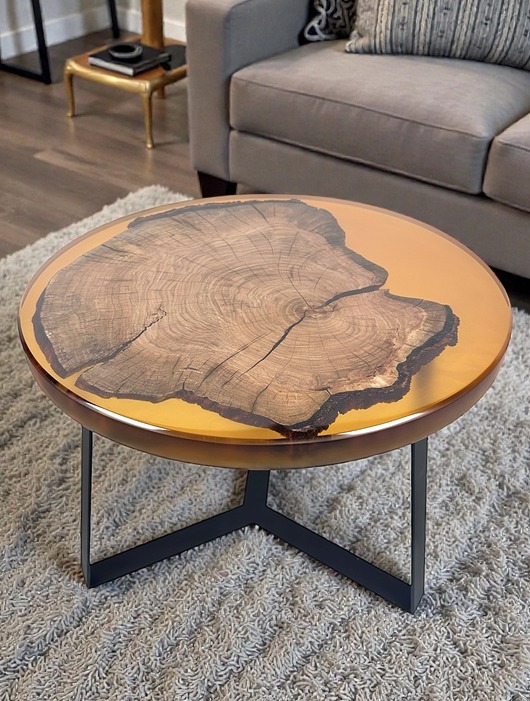 stoliki kawowe Okrągły stolik kawowy z drewnem i żywicą