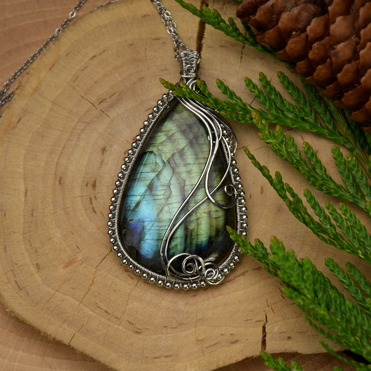 Wisiorek z  zielonym labradorytem wire wrapping Agata Rozanska