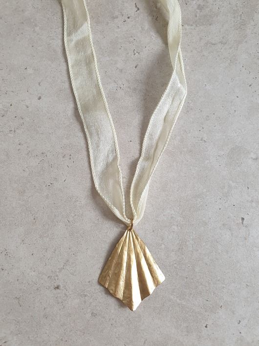 wisiory Wisior ORIGAMI duży wachlarz, kremowa szeroka jedwabna wstążka